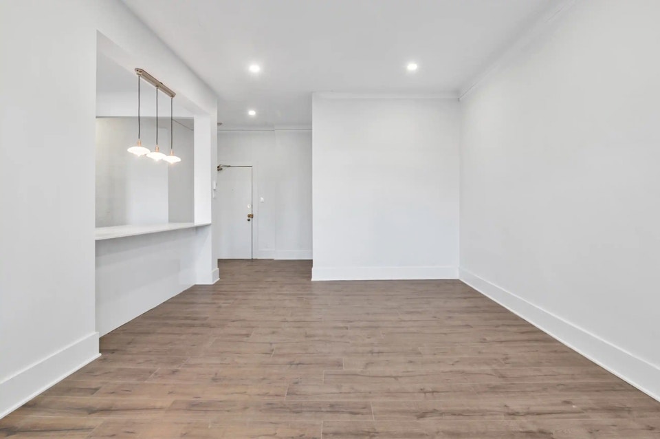 X-Large 1 bed, 1 bath fully renovated near Villa Maria Metro 5