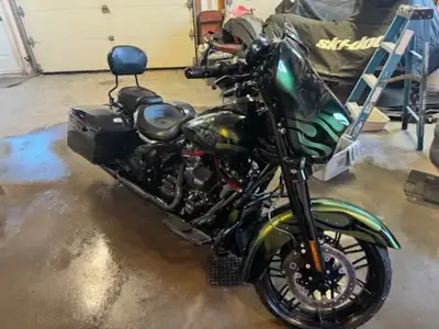 Harley-Davidson 2022 CVO FLH à vendre! Presque neuve, seulement 9 000km! Changement d'huile et entre...