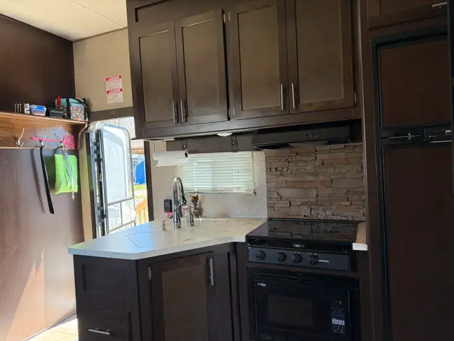 2016 Forest River Wolf Park Toy Hauler Fifth Wheel in Travel Trailers & Campers in London - Image 10