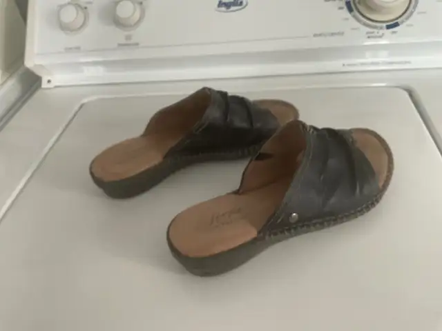 Sandales crocs in Women's - Shoes in Québec City - Image 3