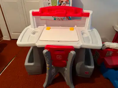 Kids Toys Little Tikes Table Desk Chair Drawing Bureau enfants 75$ Pick-Up in West Island Je parle f...