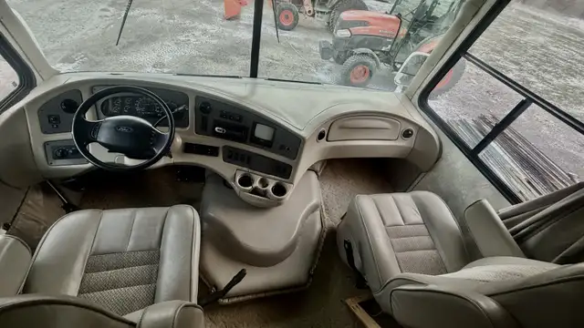 Class A Motorhome • Coachmen Aurora • Ford V10 • 2 Slides • RV / in RVs & Motorhomes in Laurentides - Image 4