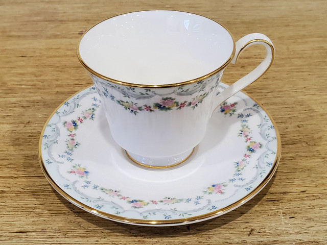 Royal Doulton Teacup & Saucer 1988 "Candice"  H5142 in Arts & Collectibles in Edmonton - Image 2