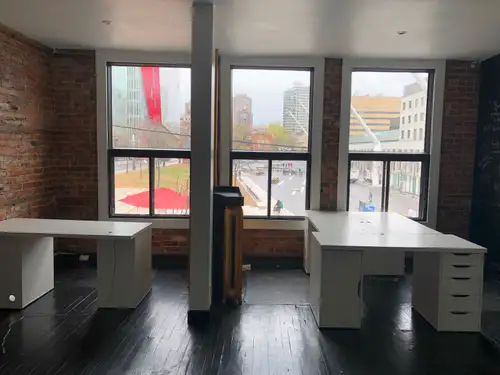LOFT HISTORIQUE / Artsy Office – Briques & Poutres – QDS – Entrée Privée Bureau à Louer OFFRE À DURÉ...