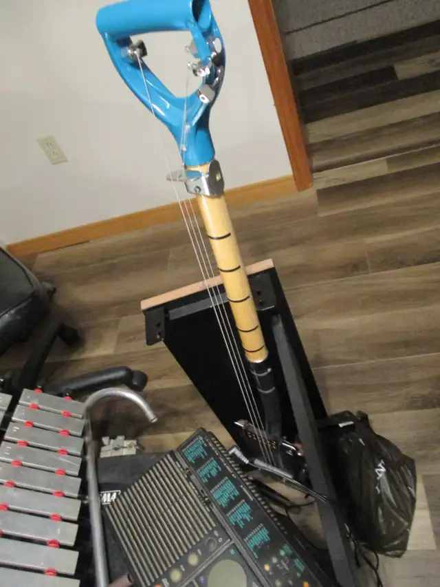 shovel slide guitar in Guitars in Peterborough - Image 2