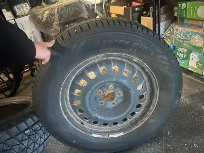 4 Winter tires on black iron rims Pirelli Ice Zero Size 235/65 R18 110T Used only for less than 2000...