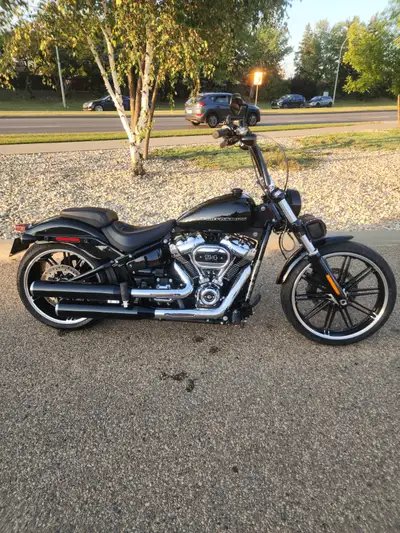 2018 Harley Davidson Breakout with 114 engine. New Avon Cobra Tire Asking $ 21,000 and open to a rea...