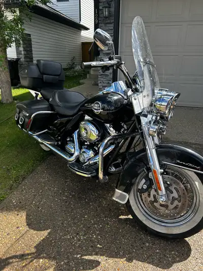 Fresh fluids and filters 60000km Inherited from my grandfather who treated it like his baby. Chromed...