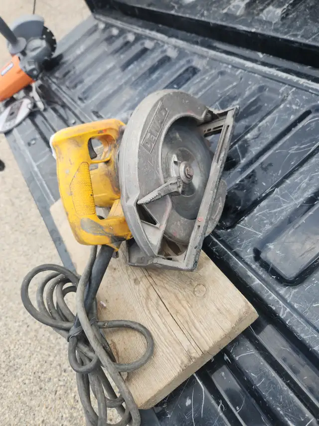 dewalt dw368 skillsaw 7 " blade 65$ in Power Tools in Edmonton - Image 3