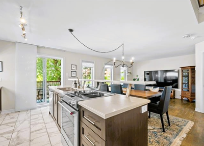 Maison rénovée 3 étages + garage double meublée 2450$/mois – Location au mois ou à l’année Garage in...