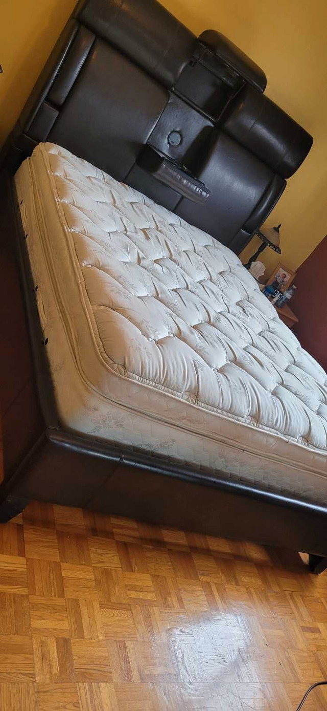 Basse de lit queen avec haut parleurs intégré s dans Lits et matelas  à Laval/Rive Nord - Image 4