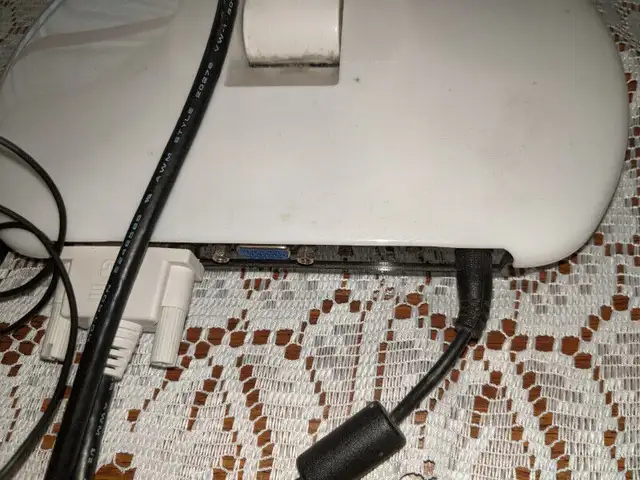 AOC e2043F 20'' 900P 60Hz monitor in Monitors in Oshawa / Durham Region - Image 3