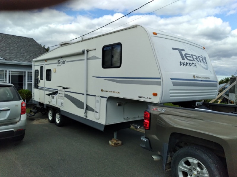 27 Ft. 2004 Terry Dakota Fifth Wheel with Trailer Hitch for Sale