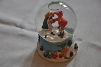Plying music Sleeping Beauty Enesco globe. No box but condition is perfect. Vintage