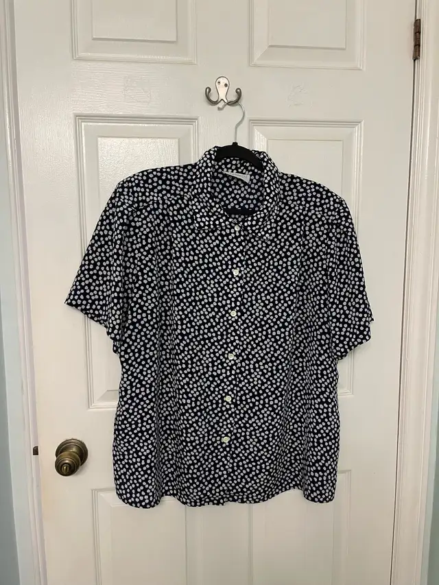   nice Blouseworks blouse, 3X, $5 in Women's - Tops & Outerwear in City of Halifax - Image 2