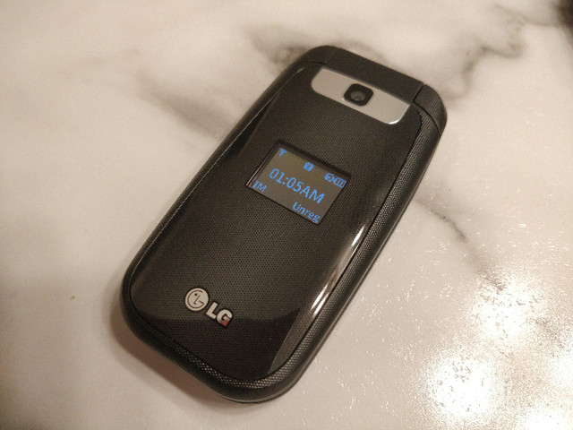Basic Flip Phone - LG F4NR (Rogers) in Cell Phones in Belleville