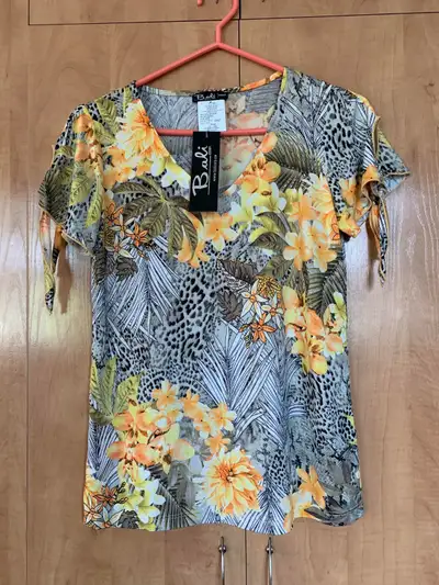 Chandail small doux et léger NEUF avec étiquette Marque BALI fabriquée au Canada Taille small (c’est...