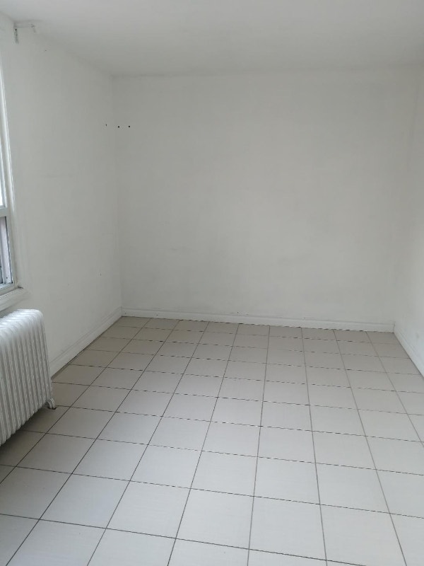 Bright Spacious Bachelor Apt (Sheppard and Bathurst) Long Term