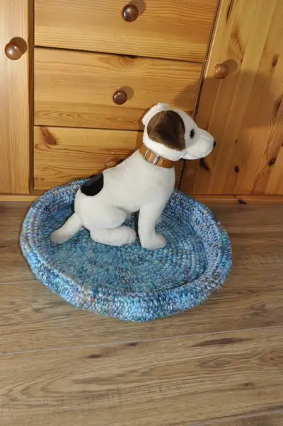 Selling beds for cats or small dogs. The beds are crocheted in different shades. They are soft and w...
