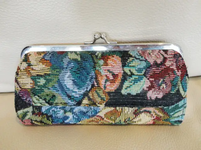 Selling 2 Women's Purses and 1 Women's Wallet -See prices in ad in Women's - Bags & Wallets in Kitchener / Waterloo - Image 7