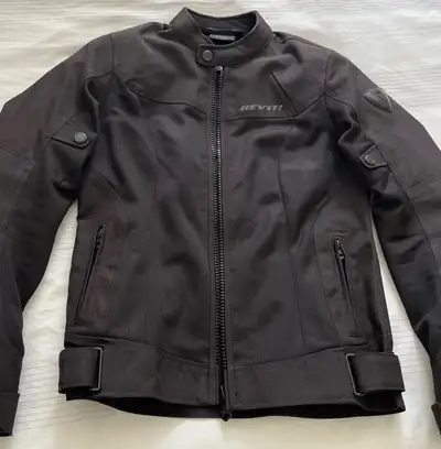 Manteau de moto pour femme grandeur 36 (fit environ 5’3 a 5’5~5’6 approx de 110 a 120 lb) avec prote...