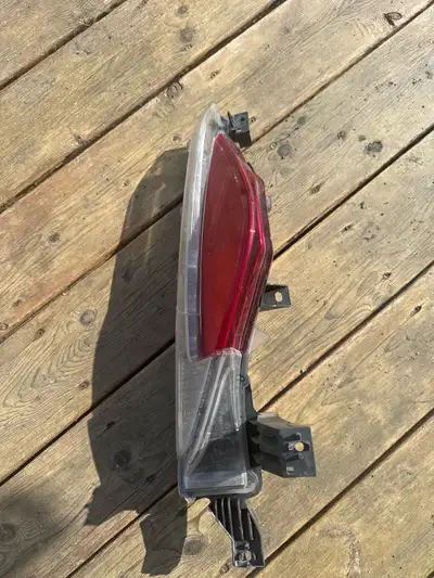 Il s'agit d'un feu arrière d'origine Toyota Prius. Ce feu arrière est usagé et présente des dommages...