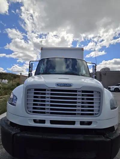2012 M2 Freightliner 26” feet Hydraulic brakes Cummings engine. Working liftgate, G license driver....