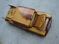 voiture cadillac modèle réduit par artisan cubain en bois massif