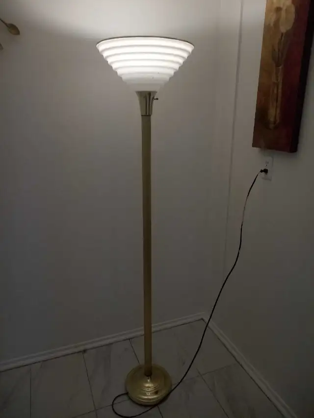 Vintage floor lamp in Indoor Lighting & Fans in Mississauga / Peel Region - Image 3