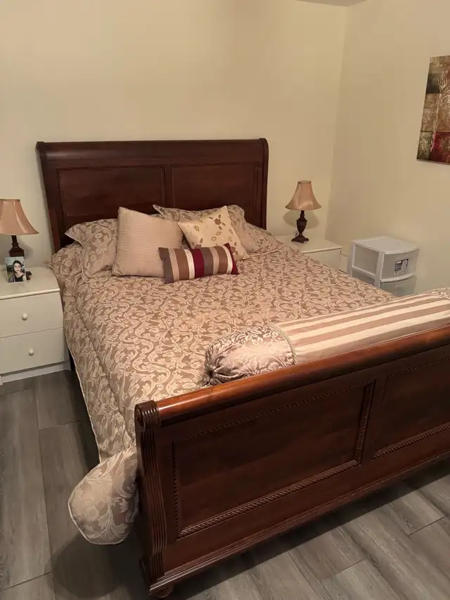 Lit Queen (base et matelas) in Beds & Mattresses in City of Montréal - Image 2