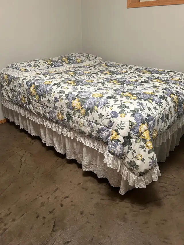 Queen Bed in Beds & Mattresses in Strathcona County - Image 2