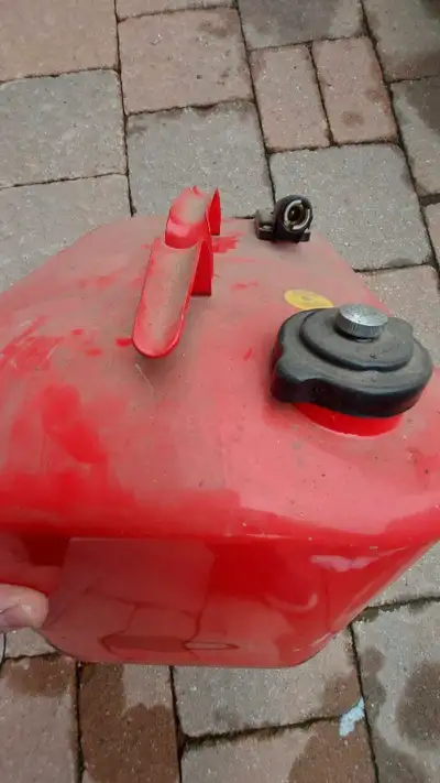 Quicksilver 25L gas tank, used a few times & is in excellent condition. There worth $250. + tax so m...