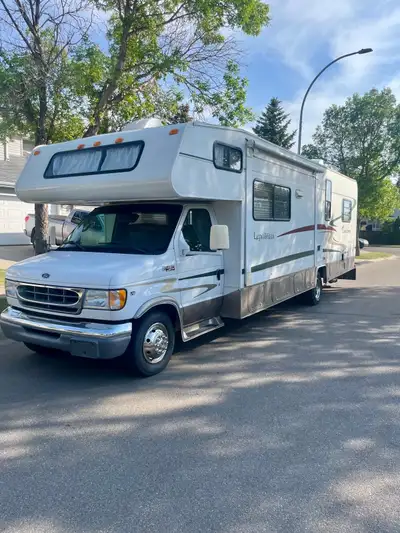 2003 Ford cutaway coachman leprechaun. In good condition with only 44,000 km. Power windows, locks &...