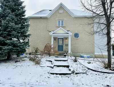 Address: 416 CRESTHAVEN DR NEPEAN ON K2G 4P4 Rental Price: $2550 monthly Discover this stunning end-...