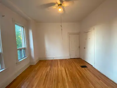 Large Renovated Room near Kensington Market