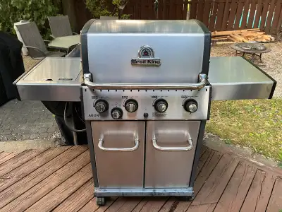 Mint condition Includes: - 5 burners (4 main, 1 side) - 4 Stainless Steel grill - 1 Heating rack - N...