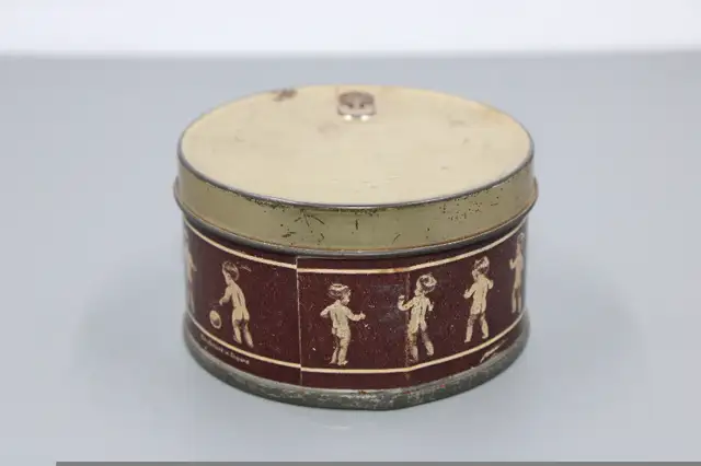 Vintage Baby's Bottom Tobacco Ttin in Arts & Collectibles in London - Image 4