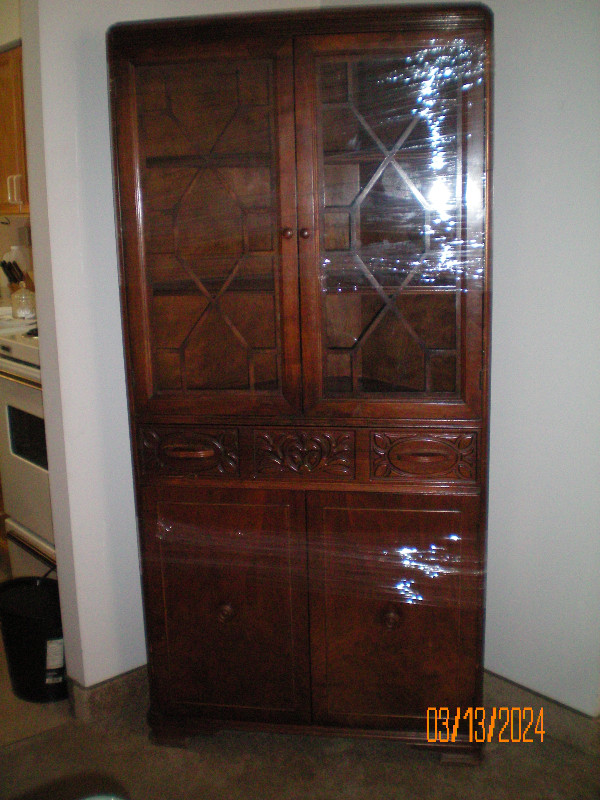 ANTIQUE CORNER CURIO CABINET in Hutches & Display Cabinets in St. Catharines