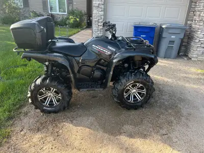 Plastic isn’t the best and it’s missing a headlight. Has 6692 Km. Comes with winch and kolpin blade,...