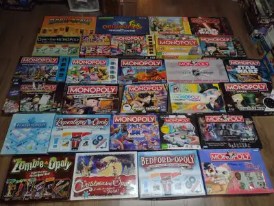 Lot de monopoly Brew opoly (neuf sous cello) 25$ Drinkopoly 20$ Monopoly cityville 20$ Star wars la...