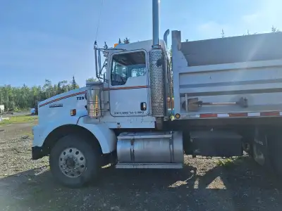 Super clean 06 kenworth t800 dumptruck. Runs great, well maintained rig. All new brakes , 2 new airb...