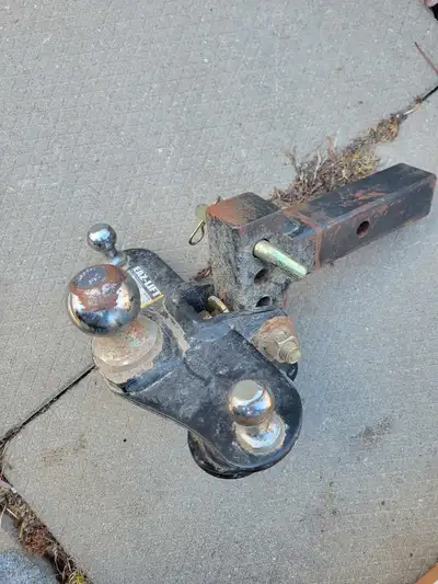 1400 lb 3 ball hitch used for 6 months ...sold the trailer