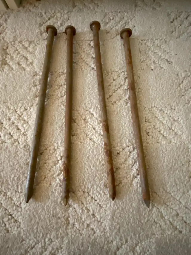 Set of 4 vintage iron pegs in Other in St. Catharines - Image 2