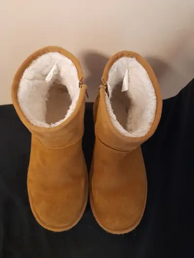 Koolaburra by UGG. Size 5 (kids, youth)