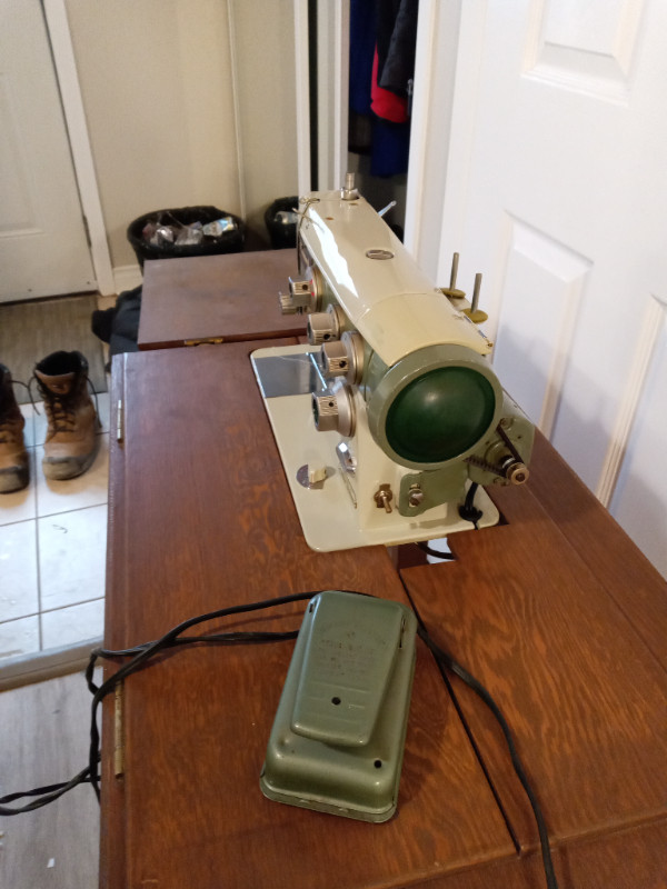 ANTIQUE PIEDMONT DELUXE (New Home) SEWING MACHINE in Hobbies & Crafts in City of Halifax - Image 2