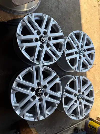 Came off Toyota tundra 2024 Bolt pattern 6x139.7 Center bore 95.1 Size 18” It can also fit newer Lan...