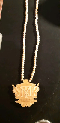 Collier pendentif tout en bois de Scarface Tony Montana 