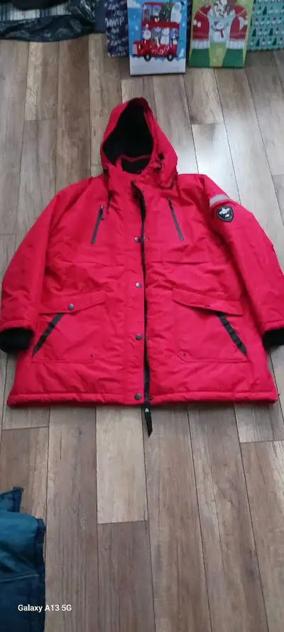 Manteau pour femmes grandeur 2x le rouge est 20$ et le vert grandeur 2x il est 15$ très propre en tr...