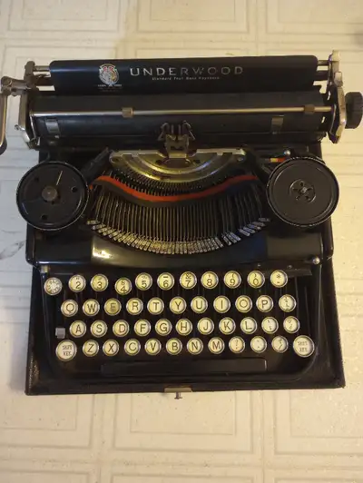 Vintage Portable Underwood Typewriter from the 1930s. This machine requires repair and does not work...