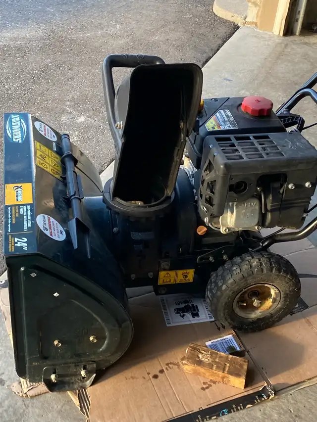 24 inch yardwork Snowblower in Snowblowers in Mississauga / Peel Region - Image 3